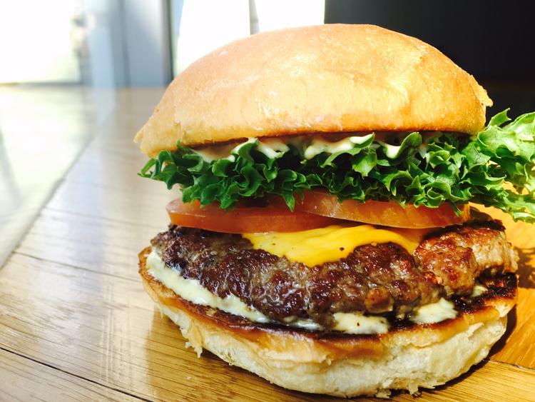 MUMS. Burgeren hos YOBurger kan sagtens spises med én hånd. 