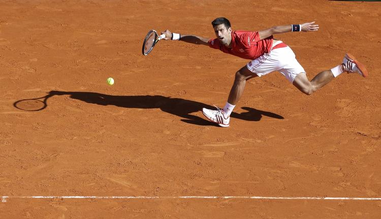 KONTROL. Novak Djokovic er en sand mester i at levere varen, selv om han befinder sig langt bag baglinjen. 