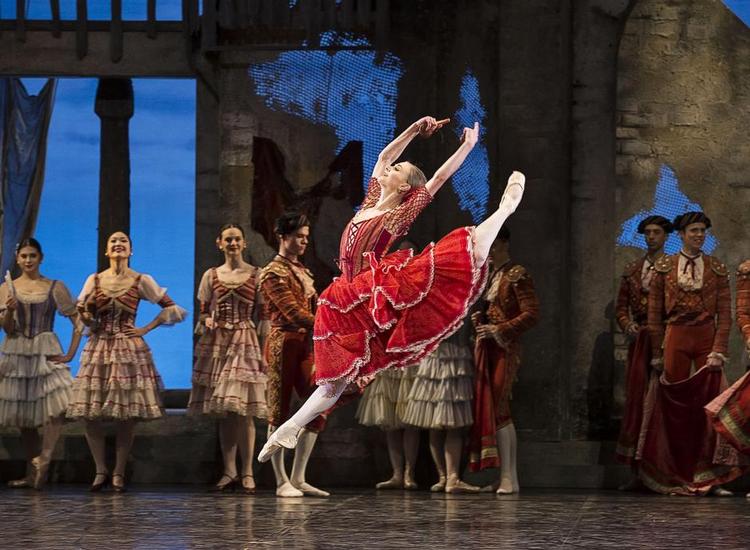 BALLERINADUEL. Der skal mere til end sus i senoritaskørterne for at danse Kitri. På førsteholdet ved premieren håndterede J’aime Crandall (nederst) udfordringen med suveræn trinsikkerhed, mens der var forførende kraft over Ida Praetorius (øverst) på andetholdet. Foto: Costin Radu 