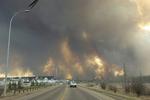 RØG. Skovbranden har udviklet enorme røgskyer, som driver i sydøstlig retning ned over Alberta og naboprovinsen Sascatchewan. 