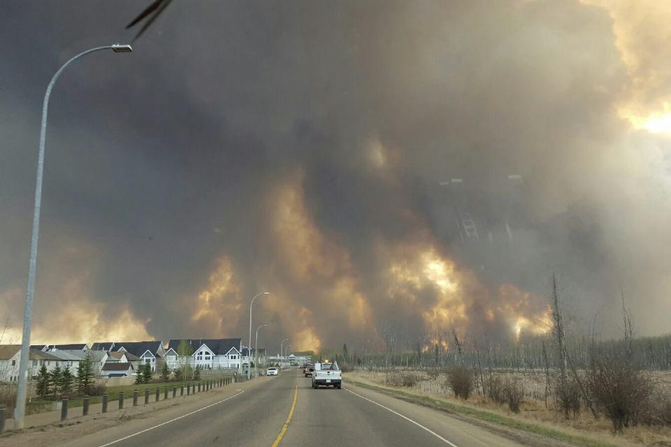 RØG. Skovbranden har udviklet enorme røgskyer, som driver i sydøstlig retning ned over Alberta og naboprovinsen Sascatchewan. 