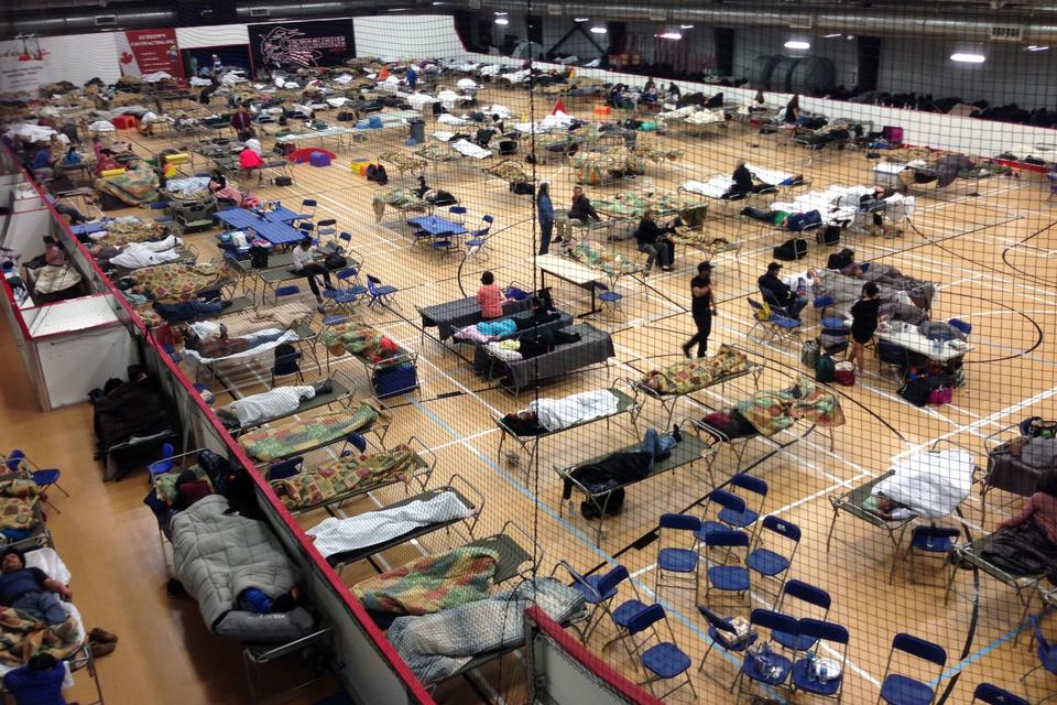 NØDSITUATION. Tusindvis af Fort McMurrays indbyggere er nu indkvarteret i blandt andet gymnastiksale i andre byer i Alberta. 
