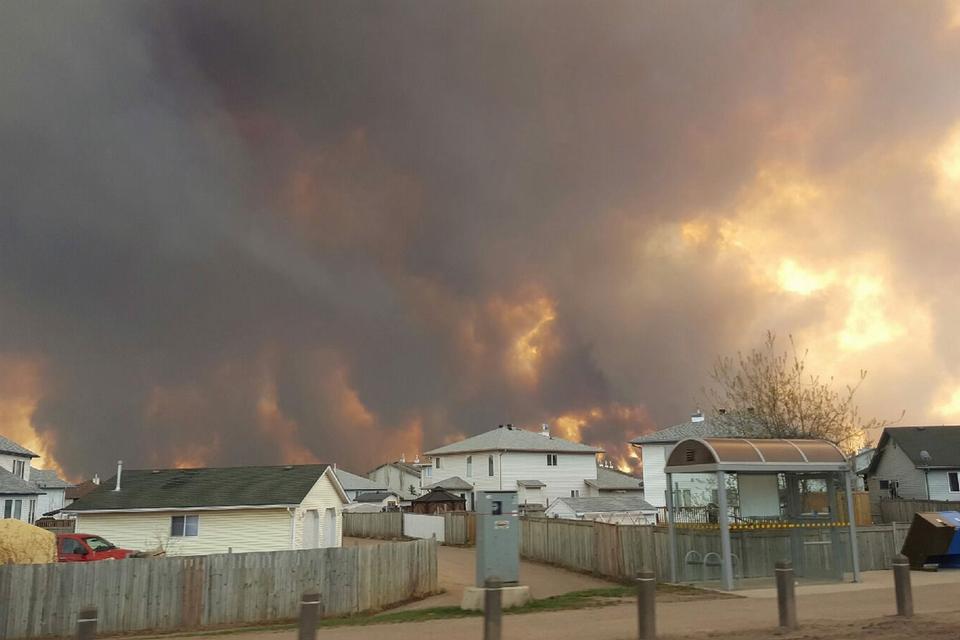 SKRÆMMENDE. »Jeg har aldrig været så skræmt i mit liv«, siger Russel Thomas fra Fort McMurray til Toronto Star. »Det var som at køre ind i Apokalypsen«. 