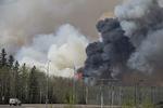 TJÆRESAND. Fort McMurray ligger i Canadas vigtigste område for udvinding af tjæresand - sandkorn omgivet af en tynd film af olie. 