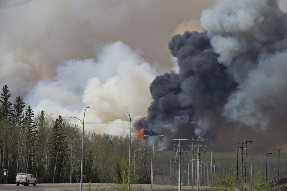 TJÆRESAND. Fort McMurray ligger i Canadas vigtigste område for udvinding af tjæresand - sandkorn omgivet af en tynd film af olie. 