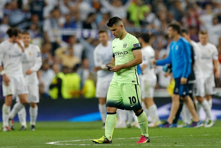 søvngængere. Sergio Aguero (midt) har tidligere på sæsonen scoret mål på stribe for Manchester City. Men i øjeblikket ser holdet slet ikke ud til at kunne score. 