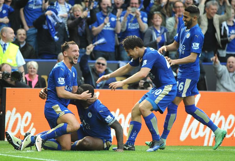nationalt. Leicesters jamaicaner Wes Morgan (nummer to fra venstre) har scoret mod Southampton og bliver tiljublet af japanske Shinji Okazaki (nummer tre fra venstre), algierske Riyad Mahrez (th) og engelske Danny Drinkwater (tv). 