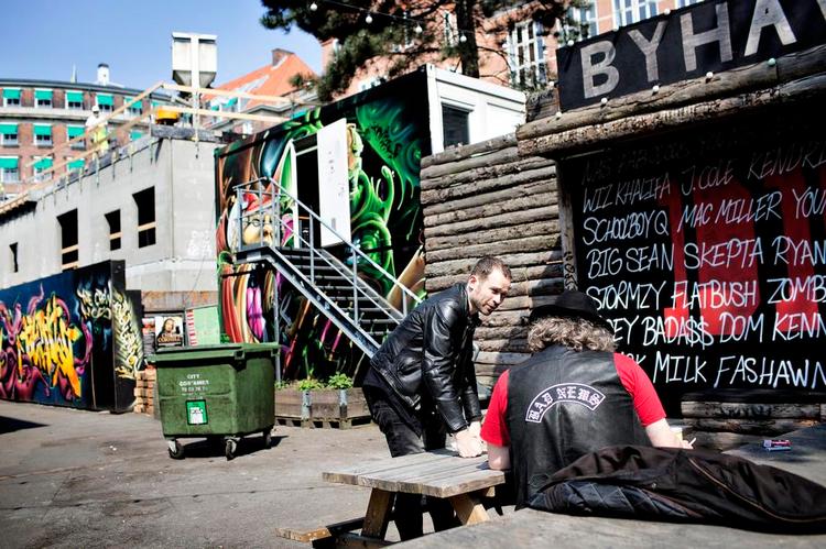 Hovedværk. En voldsom hjernerystelse kan også føre noget godt med sig. I Sune 'Køter' Kølsters tilfælde gav de flere ugers sygeleje ham ideerne til et rockmusikalsk storværk, som kommer ud på vinyl - og næste lørdag bliver opført i Pumpehuset i København. 