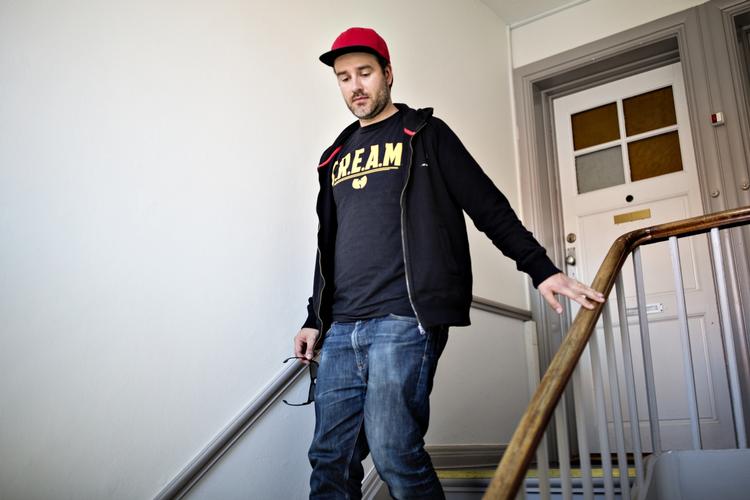 LØSØRE. Morten Westergren Boserups andelslejlighed er til salg internt i hans forening. Alligevel vælter det ind med eksterne købere, som er meget interesserede i lejligheden. Nogle så interesserede, at de tilbyder "ekstra" køb af inventar i lejligheden. 