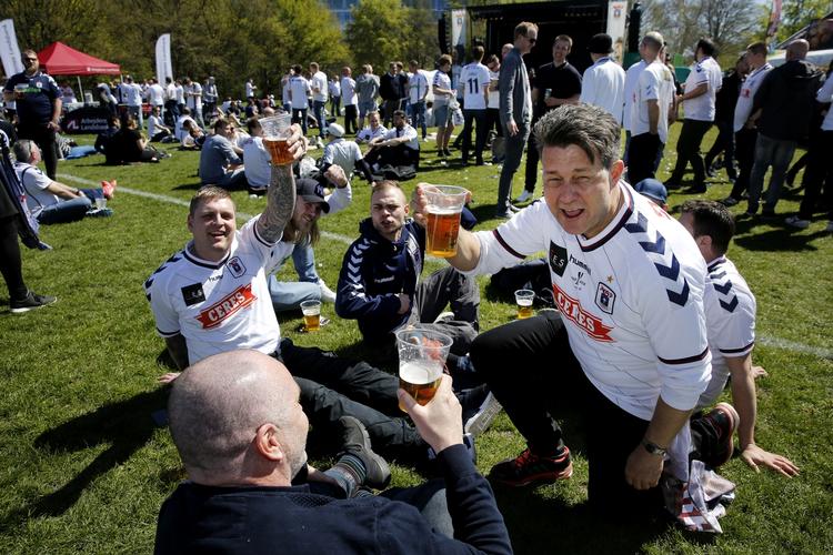 KLAR. Ruben Hvam, Kim Boel og deres kammerater er kommet fra Jylland for at se pokalfinalen mellem AGF og FC København. 
