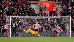 fejlbehæftet. Liverpools målmand, Simon Mignolet, redder et straffespark fra Southamptons Sadio Mane. Men i andre situationer har målmanden kostet holdet mål, når han har fejlet. 