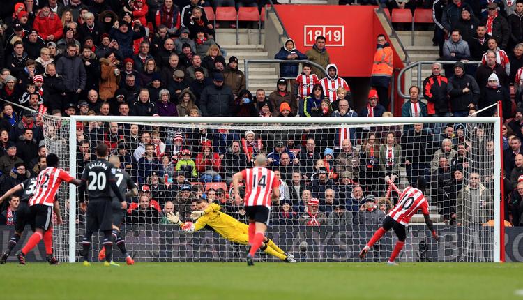 fejlbehæftet. Liverpools målmand, Simon Mignolet, redder et straffespark fra Southamptons Sadio Mane. Men i andre situationer har målmanden kostet holdet mål, når han har fejlet. 