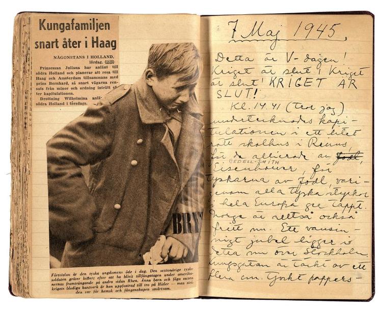 ENDELIG. I dagbog nummer 11 kan Astrid Lindgren med versaler råbe: "KRIGET ÄR SLUT!". Illustration fra bogen. 