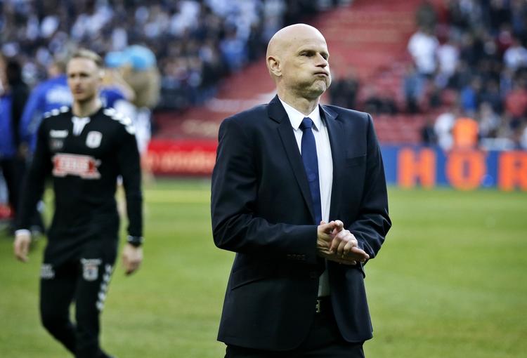 NERVØS. Ståle Solbakken var under finalen nervøs for at miste en lidt overivrig spiller. 