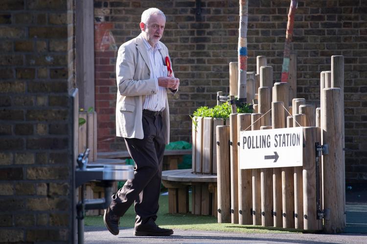 Lokalvalg. Labourleder Jeremy Corbyn ankommer til valglokale i Islington i det nordlige London. 