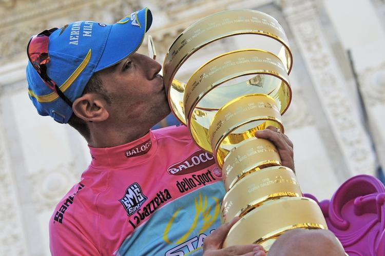 2013. Da Vincenzo Nibali vandt Giro d'Italia i 2013 overtog han førertrøjen efter 8. etape. I år er italieneren Politikens favorit til at vinde etapeløbet igen. 