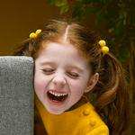 Konceptuelt. »Hun er en arbejder i smilets tjeneste. Hun er en model. Hun er fire år...«, står der i presseteksten til Christopher Williams udstilling i berlin. 