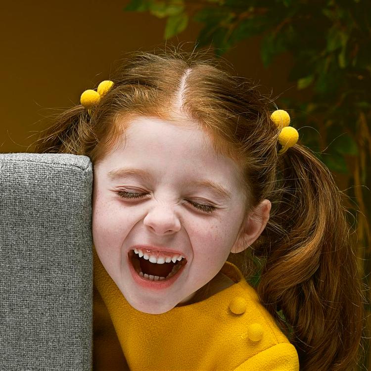 Konceptuelt. »Hun er en arbejder i smilets tjeneste. Hun er en model. Hun er fire år...«, står der i presseteksten til Christopher Williams udstilling i berlin. 