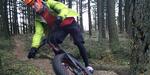Sving. Jens Mathiassen fra Explore MTB uden for Viborg underviser både nybegyndere og øvede i mountainbikecyklismens tricks og teknik. 