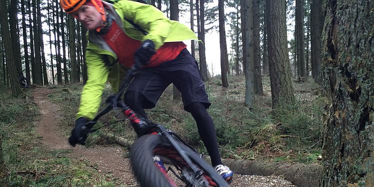 Sving. Jens Mathiassen fra Explore MTB uden for Viborg underviser både nybegyndere og øvede i mountainbikecyklismens tricks og teknik. 