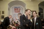 politik. Morten Messerschmidt beskyldes bl.a. for at have misbrugt EU-midler i forbindelse med folkeafstemningen om retsforbeholdet. Her er det et billede fra valgfesten, hvor Messerschmidt taler med Mogens Camre. 