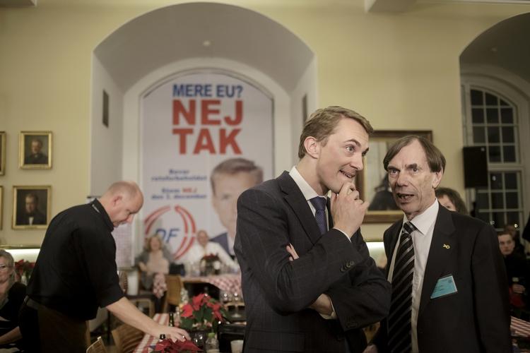 politik. Morten Messerschmidt beskyldes bl.a. for at have misbrugt EU-midler i forbindelse med folkeafstemningen om retsforbeholdet. Her er det et billede fra valgfesten, hvor Messerschmidt taler med Mogens Camre. 