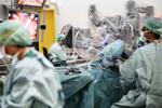Robotter. Selv om der stadig sidder et menneske og styrer operationsrobotten, så er maskiner og teknologi allerede udbredt på de danske hospitaler. Her bliver en mand opereret i nyrerne. (Arkiv) 