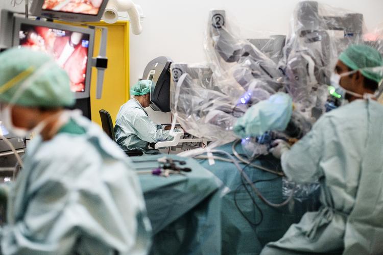 Robotter. Selv om der stadig sidder et menneske og styrer operationsrobotten, så er maskiner og teknologi allerede udbredt på de danske hospitaler. Her bliver en mand opereret i nyrerne. (Arkiv) 