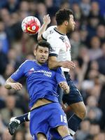 Batalje. Et sammenstød mellem Mousa Dembele (th.) og Diego Costa er nu endt  med seks spilledages karantæne til Tottenham-spilleren. 