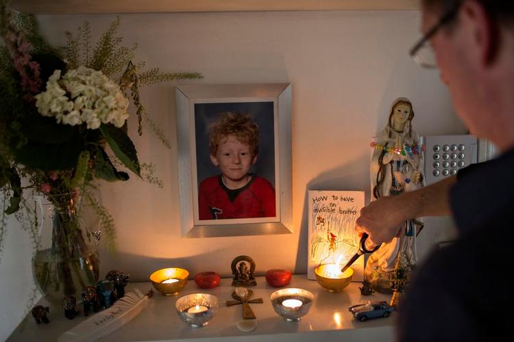 Sorg. Journalisten Esben Kjær mistede sin 7-årige søn til kræft. Han blev mødt med et forhold til sorg, som noget man skal komme igennem. Men sorgen føler én resten af livet, mener Esben Kjær. 