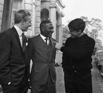 Fodboldspilleren. Brasilianeren Djalma Santos - altså Djalmar uden r - flankeret af to skotske kolleger: Dennis Law (tv) og Jim Baxter. De tre spillere var medlemmer af en international trup, der i 1963 skulle stille et 'verdenshold', som skulle møde England på Wembley. Foto: AP 