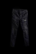 jeans. Vi har en kulturel forestilling om, at kvinder, der udsættes for overgreb, selv kan være ude om det i kraft af deres påklædning. Fotografen vil gøre op med dogmet. 