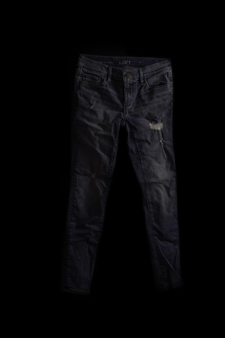jeans. Vi har en kulturel forestilling om, at kvinder, der udsættes for overgreb, selv kan være ude om det i kraft af deres påklædning. Fotografen vil gøre op med dogmet. 