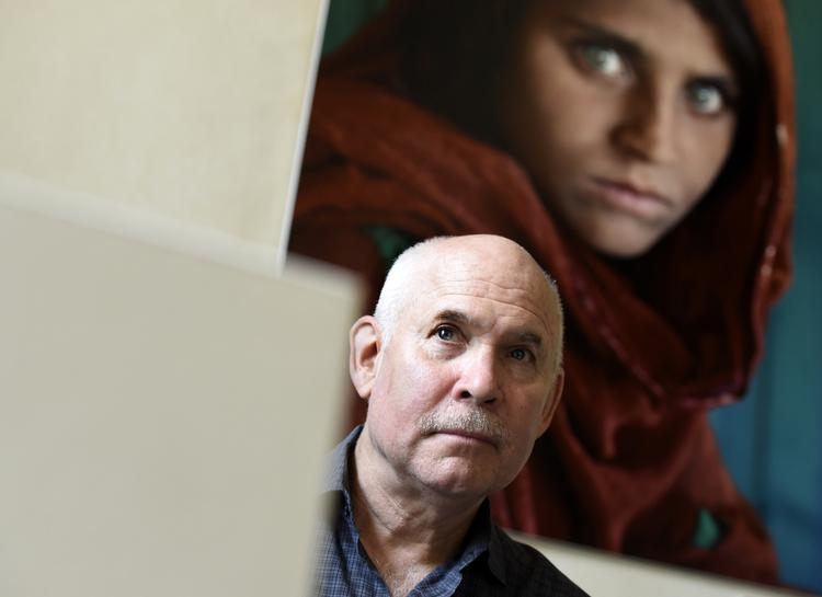 Ikon. Steve McCurry foran sit mest berømte fotografi, der omtales som et de mest genkendelige billeder i verden. Det hedder 'Afghan Girl'. (arkivfoto) 