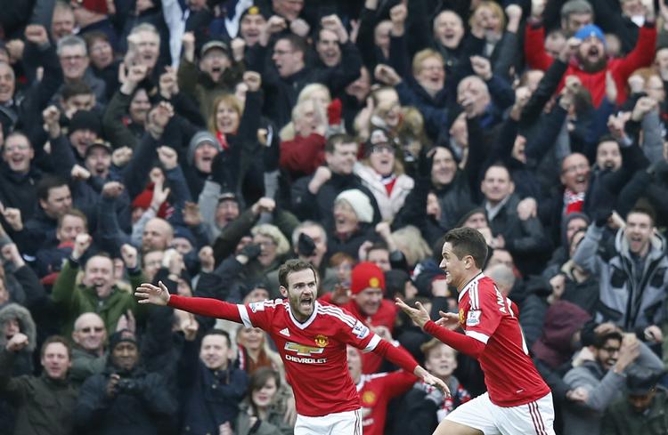 Matchvinder. Med sin 6. scoring i ligaen i denne sæson sikrede Juan Mata (tv) den nødvendige sejr til Manchester United. 