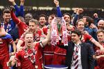 Oprykning. Middlesbrough-spilelrne med det trofæ, de fik for at slutte på andenpladsen i The Championship. 