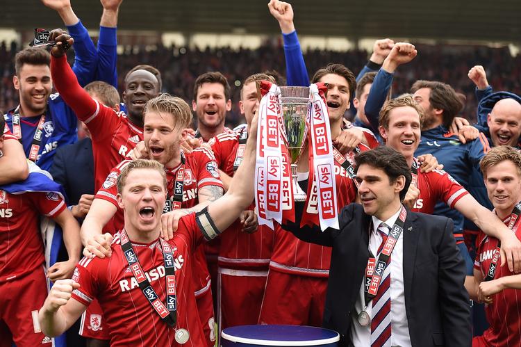 Oprykning. Middlesbrough-spilelrne med det trofæ, de fik for at slutte på andenpladsen i The Championship. 