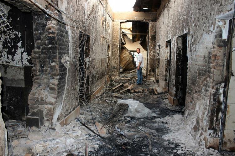 Angrebsfejl. Inde i hospitalet i Kunduz brændte patienter ihjel i deres senge, operationsstuer blev forvandlet til et inferno, mens overlevende læger forsøgte desperat at redde hårdt sårede kollegaer. 