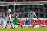dobbelt. Robert Lewandowski (th) scorer første mål for Bayern i kampen mod FC Ingolstadt. 