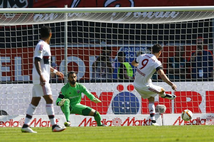 dobbelt. Robert Lewandowski (th) scorer første mål for Bayern i kampen mod FC Ingolstadt. 