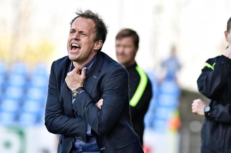engagement. Sønderjyskes træner, Jakob Michelsen, er også en energisk indpisker fra sidelinjen, når ligaens overraskende nummer to spiller. 