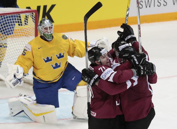 Knebent. Sverige åbnede VM med en 2-1-sejr ovr Letland efter forlængelse. 