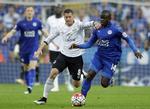 Duel. Leicesters N'Golo Kante (th.) og Evertons Bryan Oviedo kæmper om bolden. 