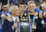 Sejrsherr. Claudio Ranieri jubler her med Christian Fuchs og Kasper Schmeichel efter Leicesters sejr i går. 