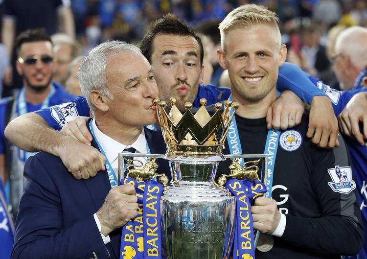 Sejrsherr. Claudio Ranieri jubler her med Christian Fuchs og Kasper Schmeichel efter Leicesters sejr i går. 