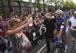 Kysseklar. Kittel og kæresten i jubel efter sejren i går. 