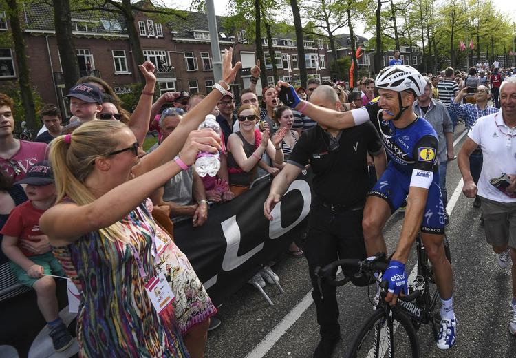 Kysseklar. Kittel og kæresten i jubel efter sejren i går. 
