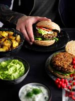 VALG. For halvandet år siden besluttede Lisel Vad Olsson at blive veganer. Et valg, der er blevet nemmere, i takt med at udbuddet af veganerprodukter er steget. Og ja, man kan sagtens lave veganske burgere. 