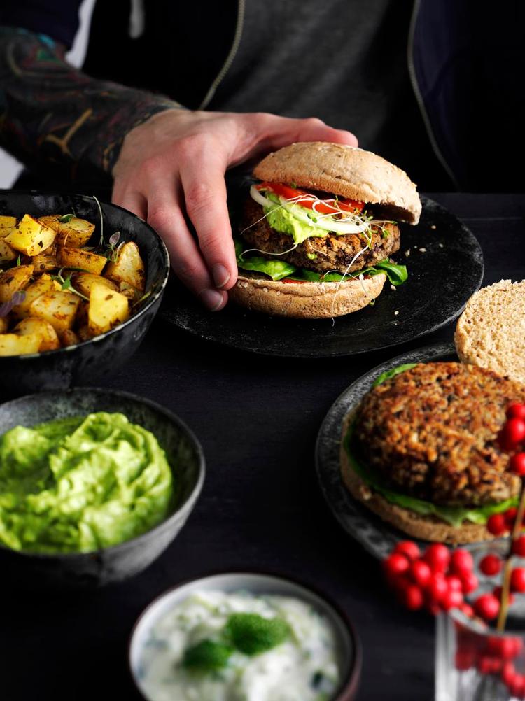 VALG. For halvandet år siden besluttede Lisel Vad Olsson at blive veganer. Et valg, der er blevet nemmere, i takt med at udbuddet af veganerprodukter er steget. Og ja, man kan sagtens lave veganske burgere. 