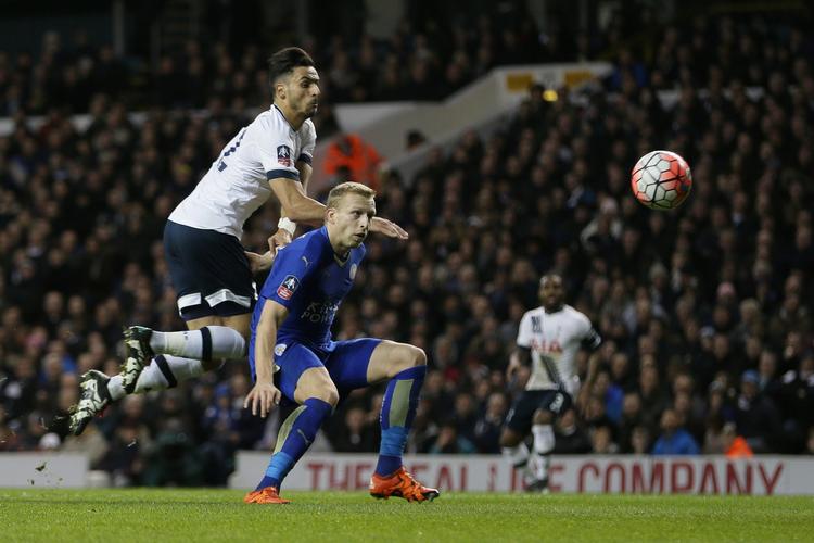 Oprykningsmester. Ritchie De Laet (i blåt) i aktion mod Tottenham i januar kort før han blev lejet ud. 